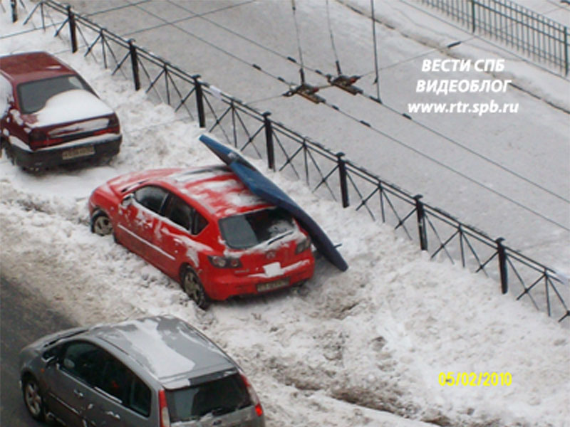 Очевидцы: Коммунальщики специально забросали машину льдом (фото)