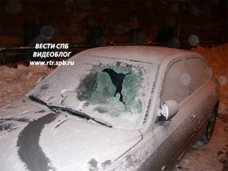 Работники школы  сброшенным с крыши льдом разбили припаркованный автомобиль и заявили, что они не виноваты