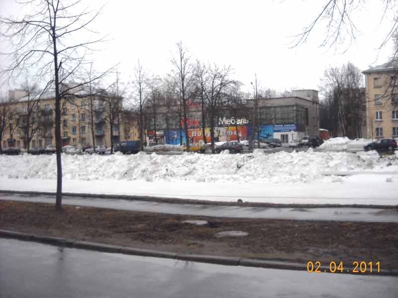 В Колпино в местный канал сбросили снег с тротуаров