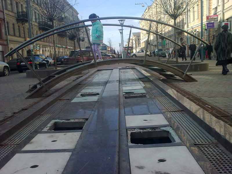 Вандалы порезвились на Большой Московской (фото)