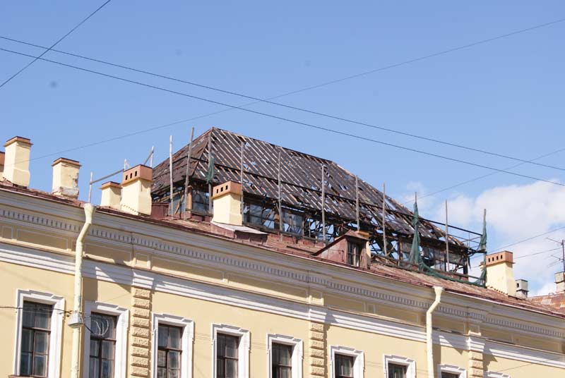 Очевидцы: Надстройка дома на Вознесенском может рухнуть (фото)