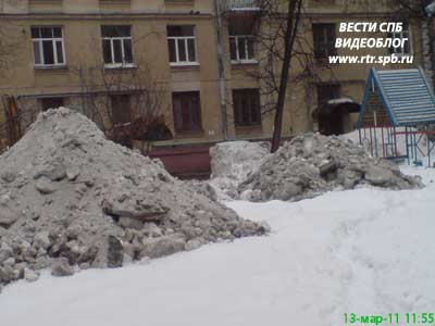 Очевидцы: Детские площадки превращаются в снегохранилища (фото)
