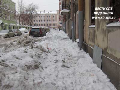 Горожане ежедневно попадают под падающие с домов сосульки, а тротуары завалены снегом (фото, видео) 