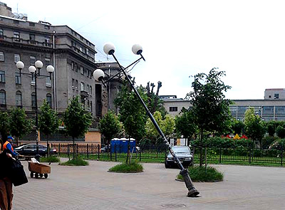 Около "Петроградской" фонарный столб угрожает пешеходам (фото)
