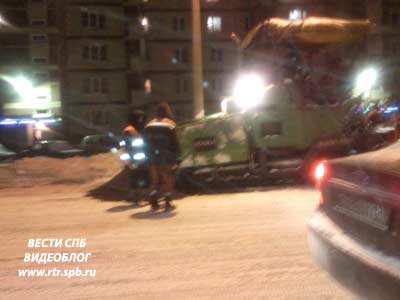 С приходом зимы новый асфальт кладут прямо в снег