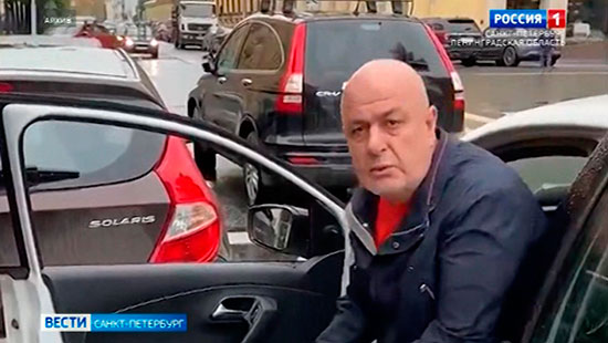 Водитель социального такси. Таксист избивает инвалида Санкт Петербург. Водитель инвалид.