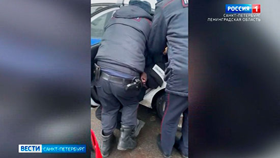 Полицейские в Петербурге задержали 14 летнюю девочку. Сотрудниками полиции был задержан 14-летний Новоселов. Превышение полномочий сотрудником полиции. Задержан за превышение стиля.