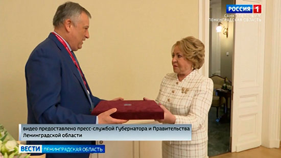 Чем наградили матвиенко. Матвиенко вручает награды Санкт-Петербург. Матвиенко награждает.